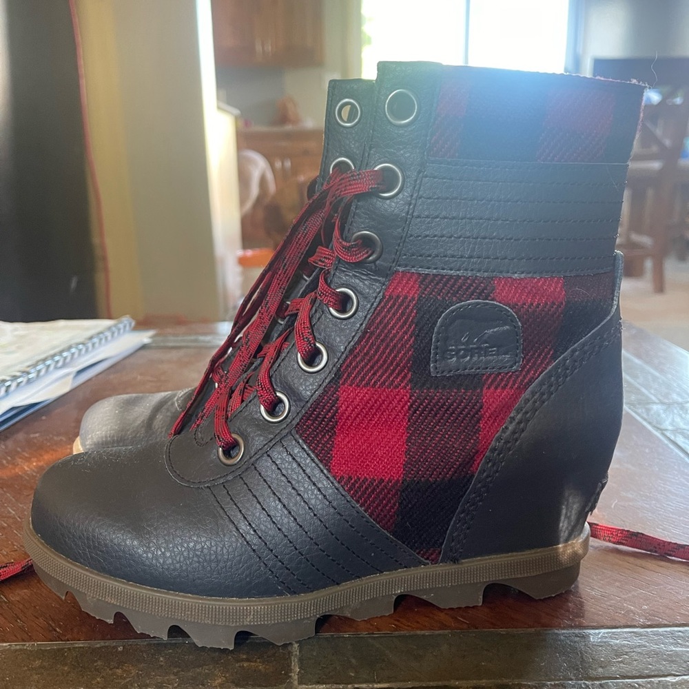 Women’s sorel Lexie wedge boots size 5